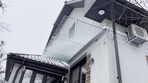Стеклянный козырек из триплекса для загородного коттеджа с креплением на зажимном профиле