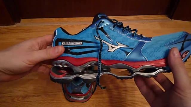 Кроссовки MIZUNO. смотреть онлайн