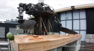 Боевой робот MegaBots стал поваром с 2.5-метровыми ножами