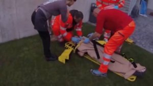 Парень упал со скалы, видео падения. Жесть!!