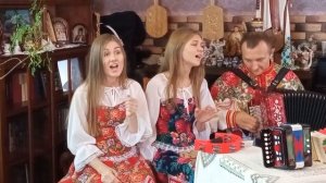 "На закате ходит парень" исполняет трио "Радость"