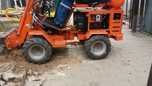 Кирковщик на самодельном мини погрузчике