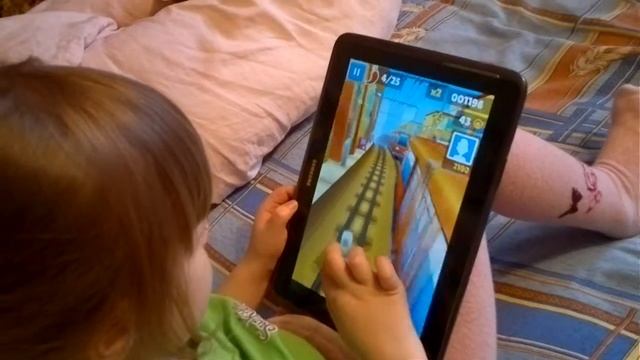 Детская игра на планшете.