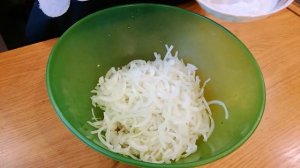 Если у вас есть лук, приготовьте такие оладьи, вам понравится, простой рецепт!!!