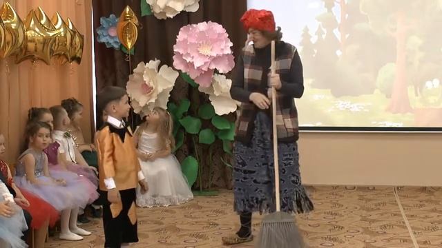 Сюрпризный момент на выпускном утреннике с Бабой Ягой. смотреть онлайн