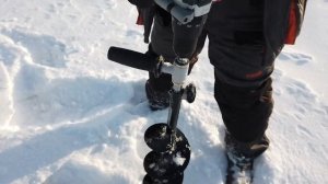 Бюджетный шуруповёрт для рыбалки - ALTECO CID 2013 Li.Drill ice with a screwdriver.