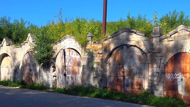 Старица. Белокаменные кузницы.