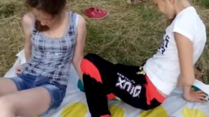 Играем в Твистер на природе 2 !