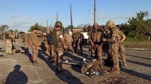 Сдача в плен украинских боевиков с завода «Азовсталь»