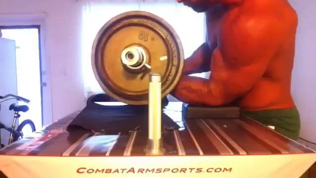 Армрестлинг.Подьем гантели со стола.80фунтов смотреть онлайн