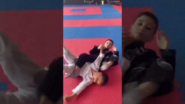 Схватки. Bjj Бразильское Джиу Джитсу. Дети. Средняя группа от 7 до 10 лет. Нальчик Идарова 81 смотреть онлайн