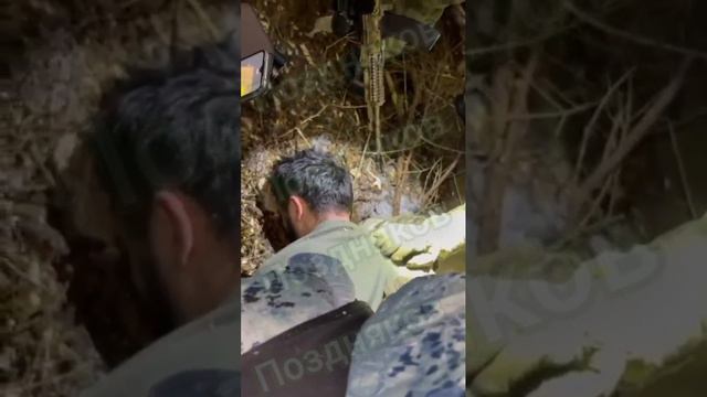 Вот появилось ещё одно видео задержания террориста,как и говорилось ранее,он прятался на дереве !!!