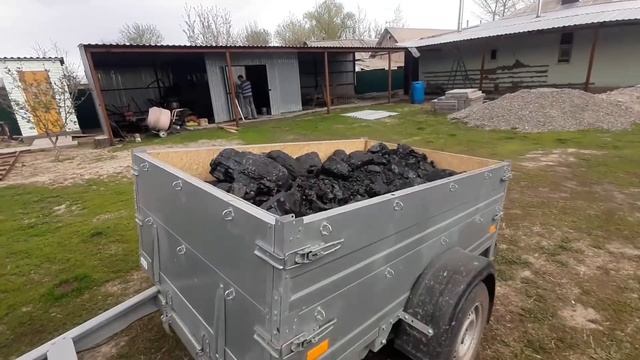 Друг помогает убирать сад. Поле дров собираем прицепом из машины. привезти уголь с прицепом. Глухих смотреть онлайн