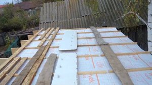 Крыша курятника часть II / Укладываем обрешетку и профильный лист / Хорошо когда есть два сына )