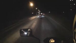 Сильный ветер заставляет мотоцикл ехать боком