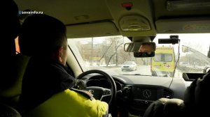 В Самаре проверили, как водители пропускают на дорогах машины скорой помощи.