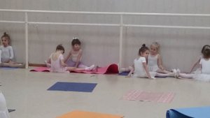 Растяжка на поперечный шпагат. Кто кого тянет? Работа в парах |Юные балерины| Class ballet