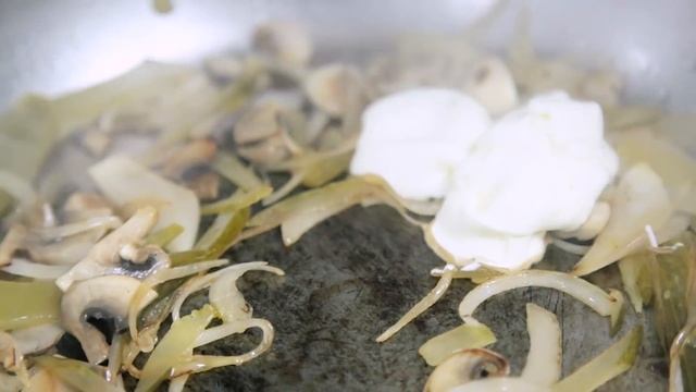 Бефстроганов из говядины с картофельными драниками [Мужская кулинария] смотреть онлайн