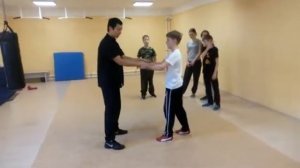 Контролируемое укладывание противника с блокировкой конечностей_кунгфу дети