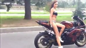 красивая езда девушек на байке