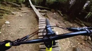 Опасное но приятное катание на велосипеде по горной местности.