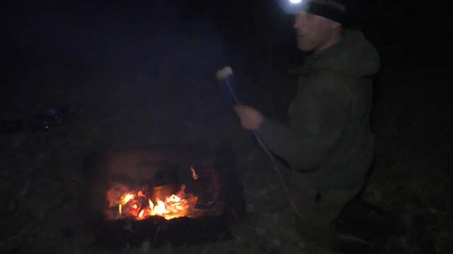 Жарим сало на костре. We fry fat on a fire. Wir braten Fett auf einem Feuer.我們在火上煎脂肪。 смотреть онлайн