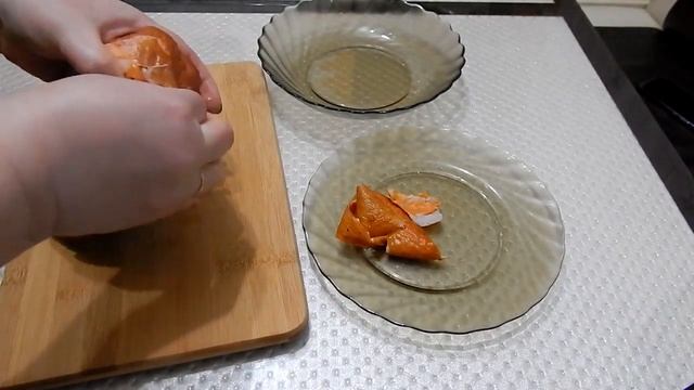 Салат с копченой куриной грудкой, шампиньонами, красной фасолью.