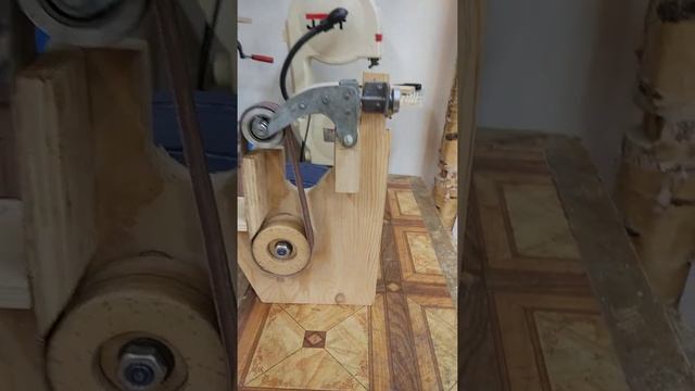 Make a Belt Sander .Самодельный гриндер из заточного станка.Оригинальная винтовая натяжка ленты. смотреть онлайн
