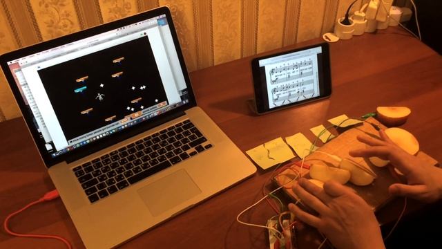 НЕВЕРОЯТНО! Музыкальный инструмент и джойстик из фруктов. смотреть онлайн