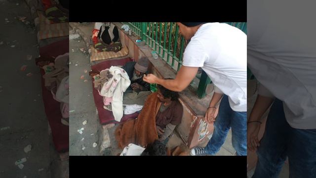 Spreading Smiles | Clothes distribution among homeless in Delhi | #chainofhappiness - F-R-N-D-S смотреть онлайн