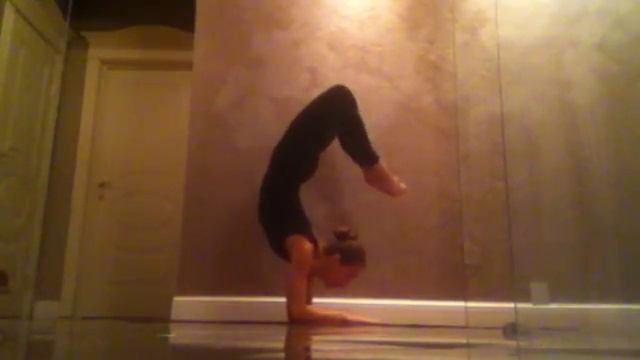 Йога * ВРИШЧИКАСАНА * Поза скорпиона * Vrschana смотреть онлайн