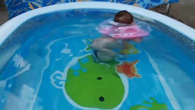 Иакиму 3 месяца купание в бассейне. смотреть онлайн