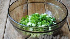 Салат с курицей, горошком и огурцом