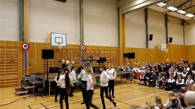 Наш танец на день Конституции Норвегии смотреть онлайн