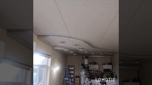 Двухуровневые натяжные потолки. Бесщелевой переход потолка. Подсветка стены через парящий профиль смотреть онлайн