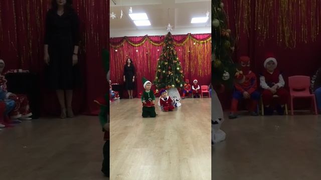Танец маленьких гномиков #гномики#новыйгод#утренник#2016