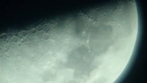 Луна под красным и лунным фильтром в телескоп