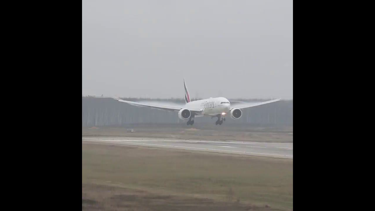 Необычная посадка Boeing 777 авиакомпании Emirates в Домодедово