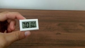 Цифровой термометр с гигрометром для измерения влажности воздуха.