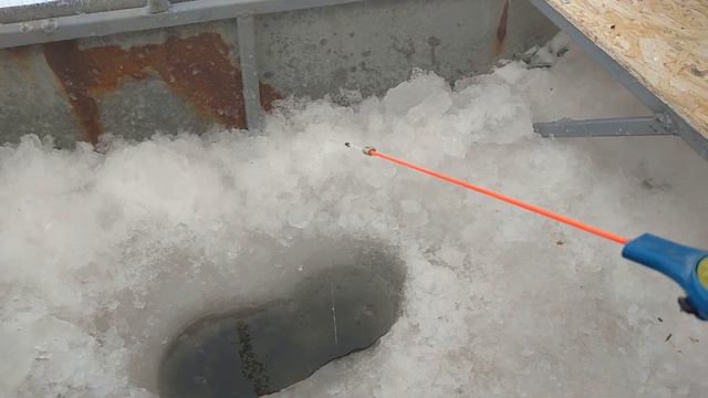 Ловля леща зимой И снова не влез в лунку, в домике у Батьки махно 17-18 февраля смотреть онлайн