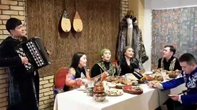 Наркенже Серікбаева — Дүние қарап тұрсаң шолақ екен... Адамдар бұл өмірге қонақ екен