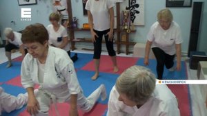 Красноярские пенсионерки изучают карате и ломают доски руками