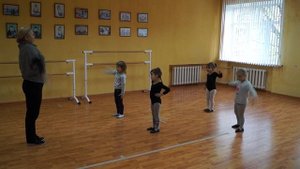 Онлайн видео урок по хореографии в младшей группе "Разминка"
