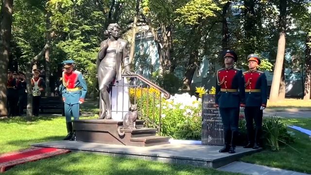 Торжественное открытие памятника «Жена офицера» в Москве в Екатерининском парке.