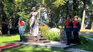 Торжественное открытие памятника «Жена офицера» в Москве в Екатерининском парке.