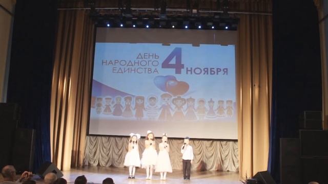 Султана, Настя, Маша, Тёма - Бабушка рядышком с дедушкой (2018.11.04, День народного единства) смотреть онлайн