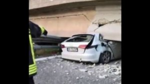 Момент падения моста в Италии, рухнул мост видео.