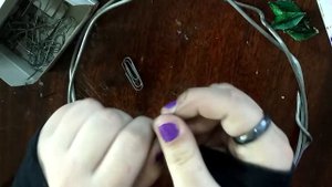 Делаю своими руками венок из "колючей проволоки" переплетенной "лозой"