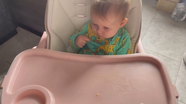 VLOG. Развитие ребёнка в 8 месяцев. Как чистит зубы? Как кушает кусочки? РЕЖИМ на ПРИМЕРЕ 1 дня. смотреть онлайн