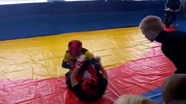 Внутриклубные соревнования по смешанным единоборствам. Жёсткое противостояние смотреть онлайн